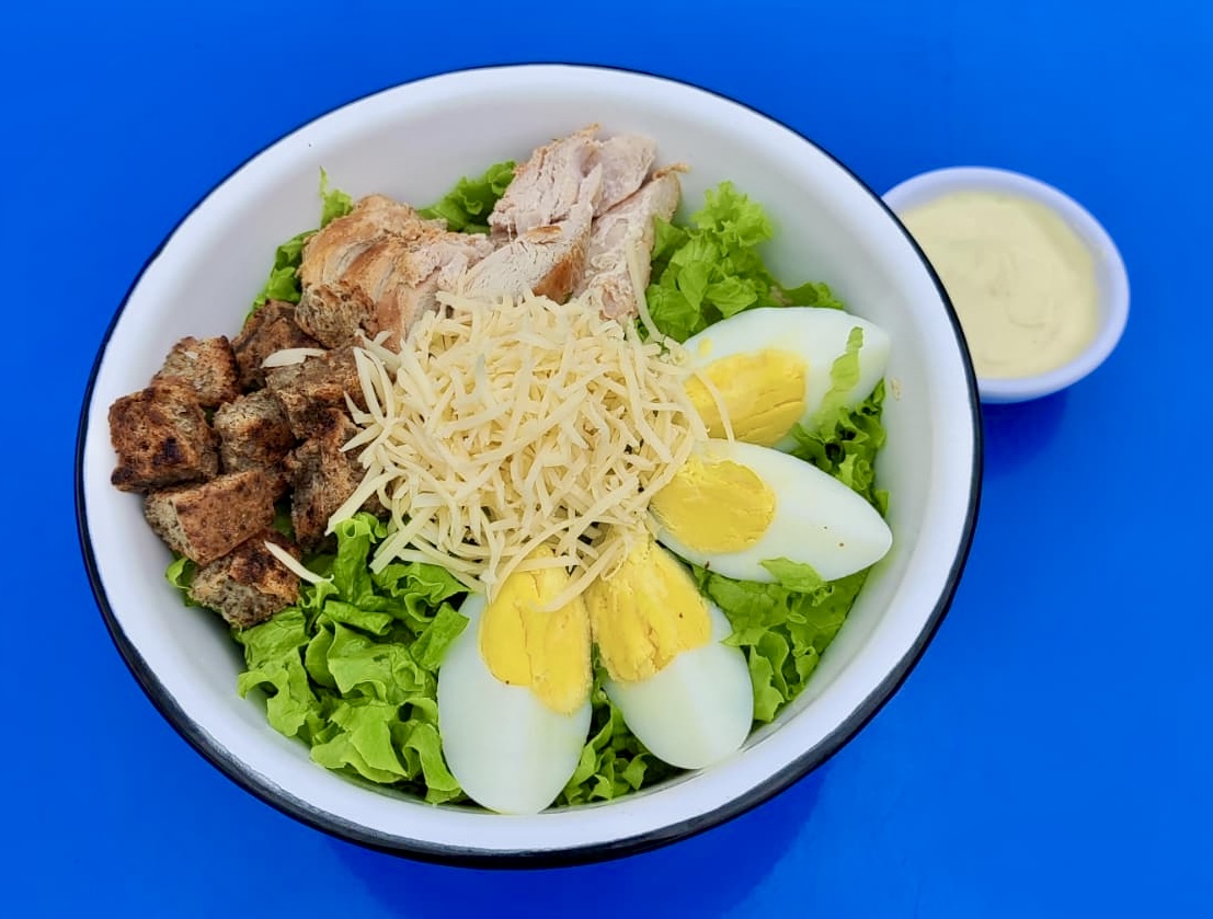 Vianda de ensalada César con pollo, huevo y croutones
