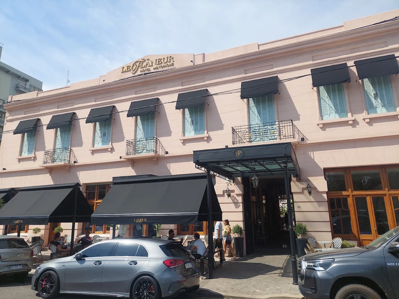 Fachada de L'Amour Café Bistrot en el ex Hotel Fachinat, Pergamino