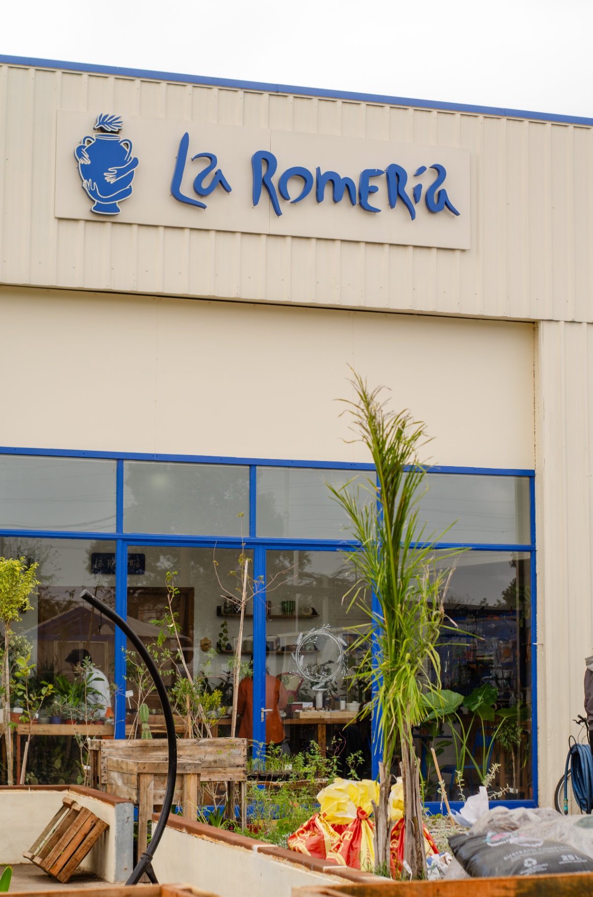 Fachada de La Romería Vivero en Ruta 8 y Av. Jauretche, Pergamino