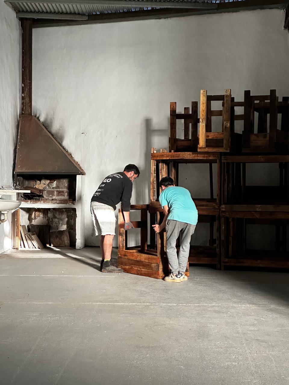 Restaurando muebles de madera junto a la parrilla