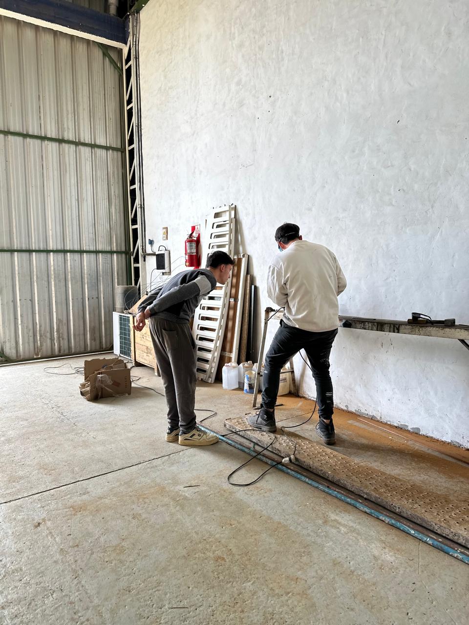Soldando estructuras dentro del galpón