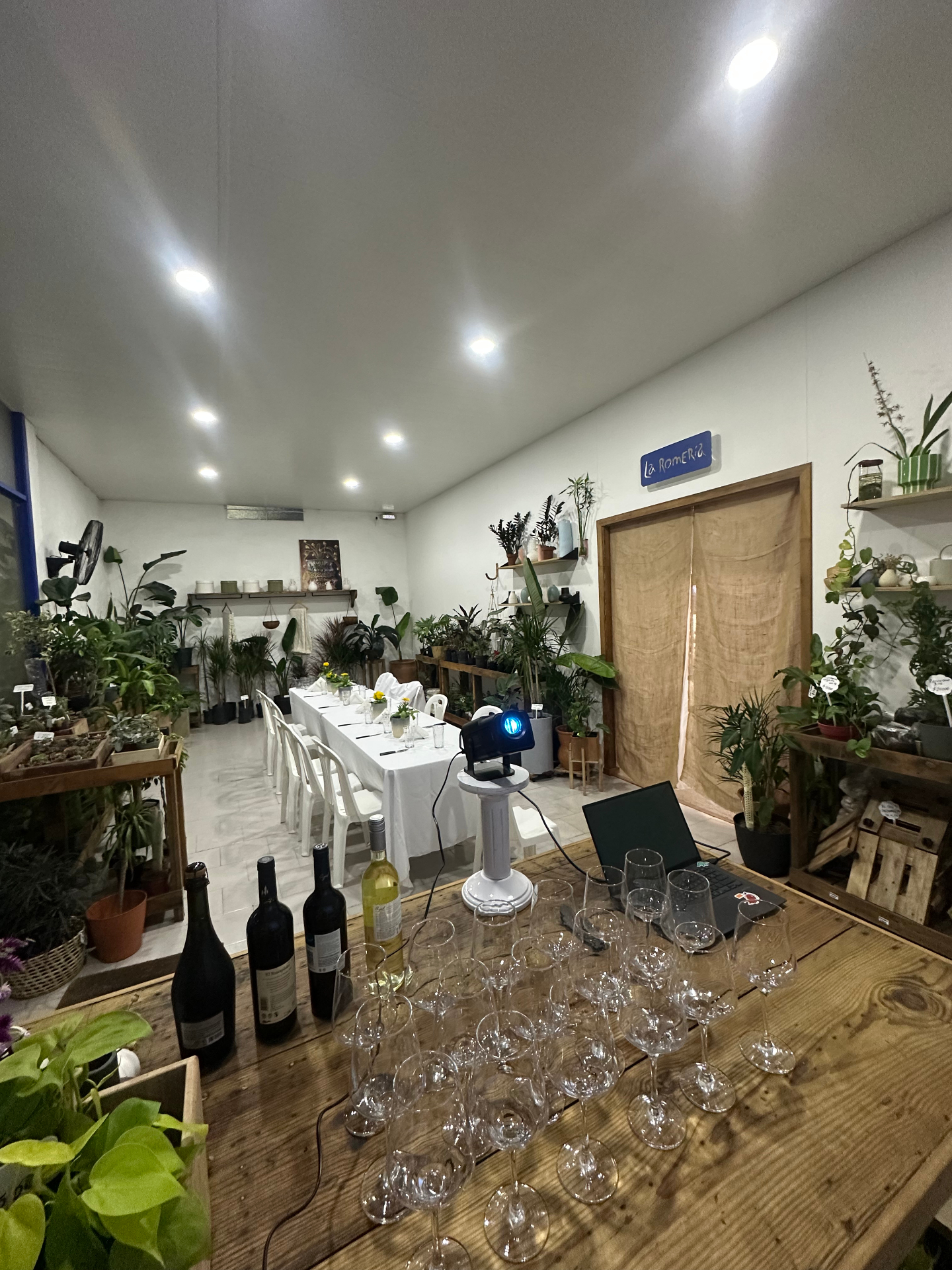 Evento corporativo en La Romería con proyector y mesa larga